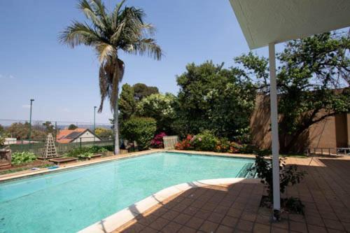 Pine Park Garden Cottages Йоханнесбург Экстерьер фото